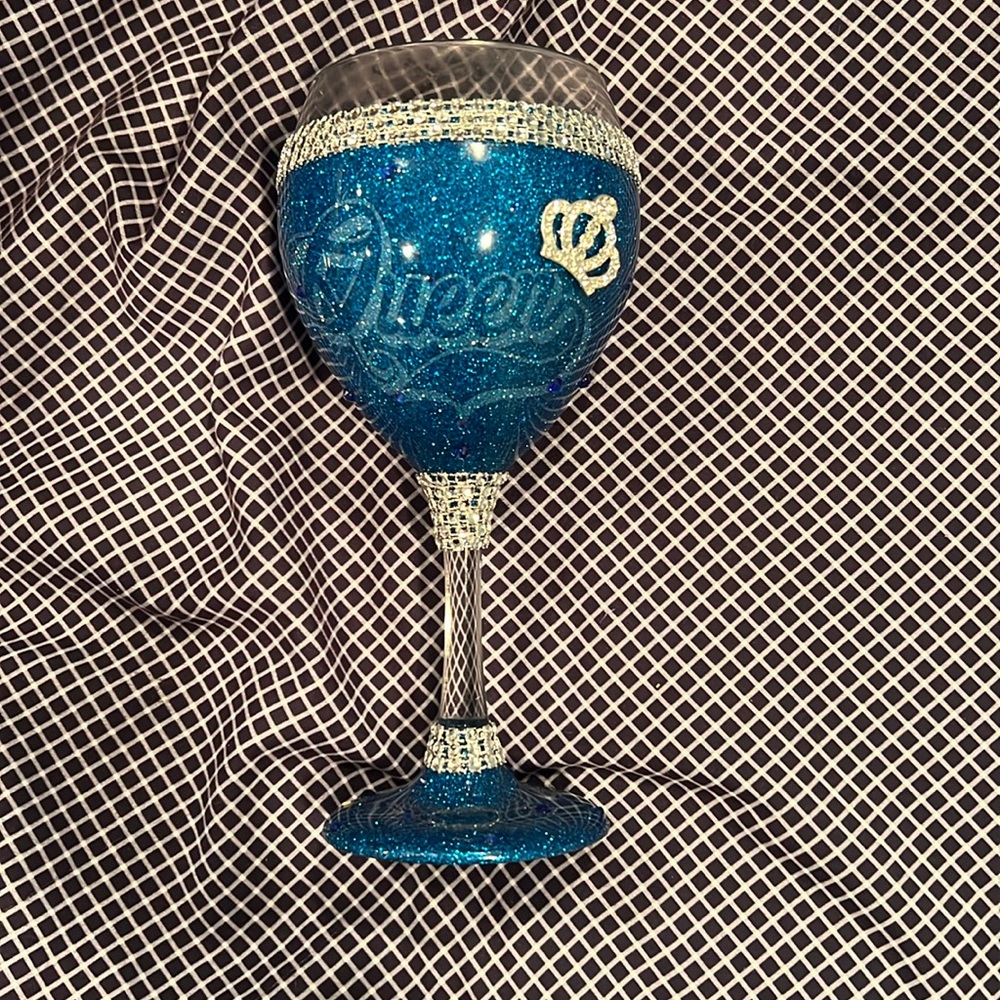 Queen wine glass